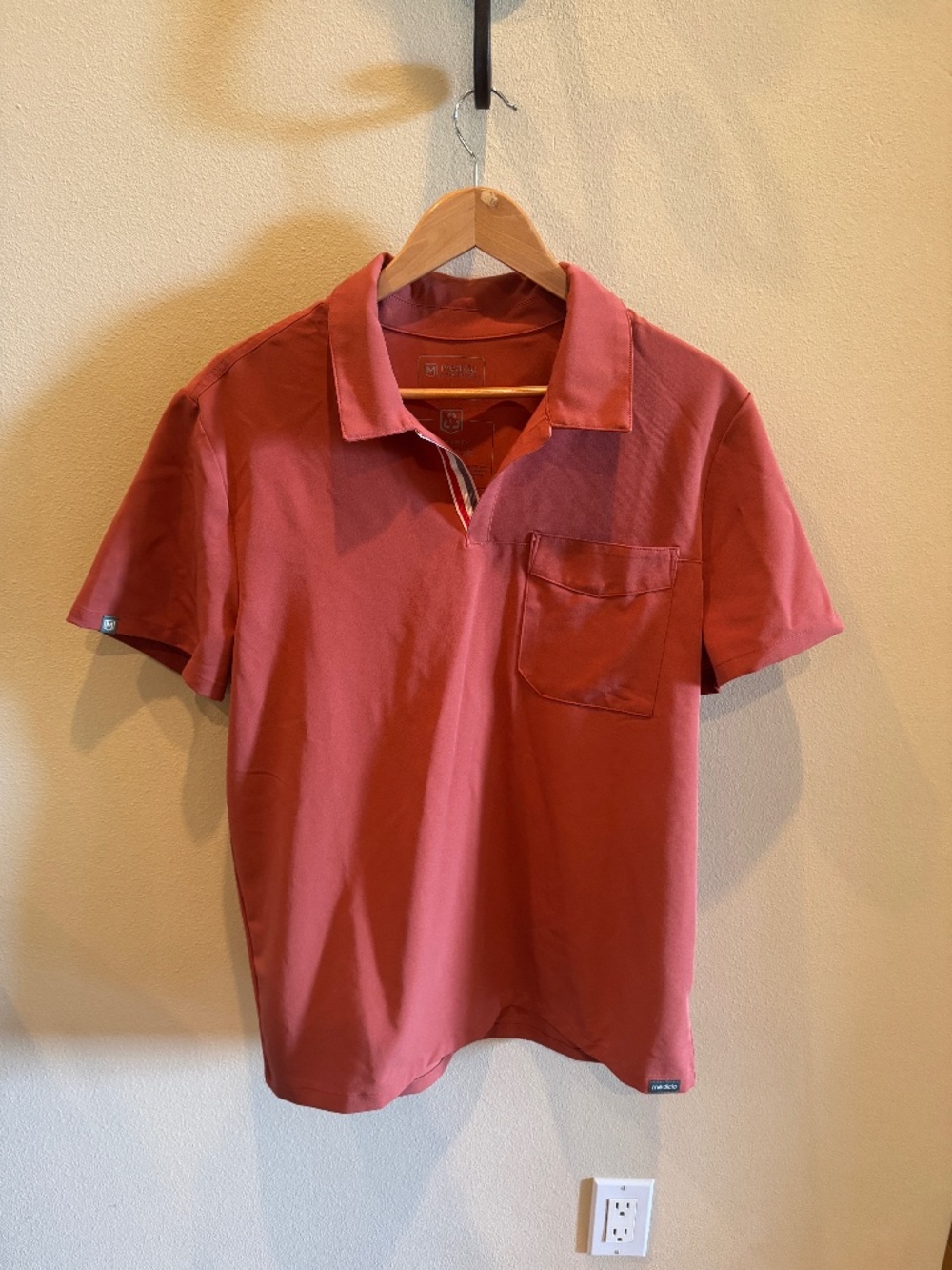 Mediclo. Men's Large FYSEL Fraser‎ ‎Collar Scrub Top Terracotta